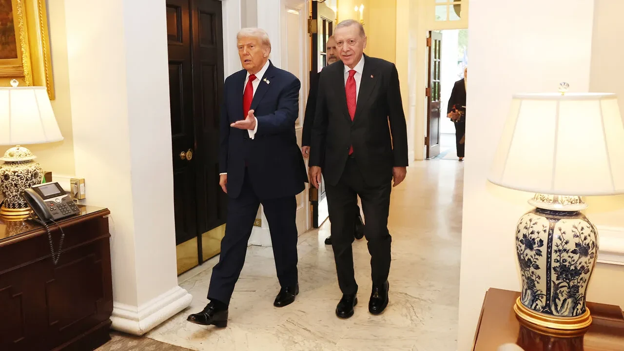 Beyaz Saray'daki görüşmeye damga vuran anlar: Trump 2 hareketiyle şaşırttı