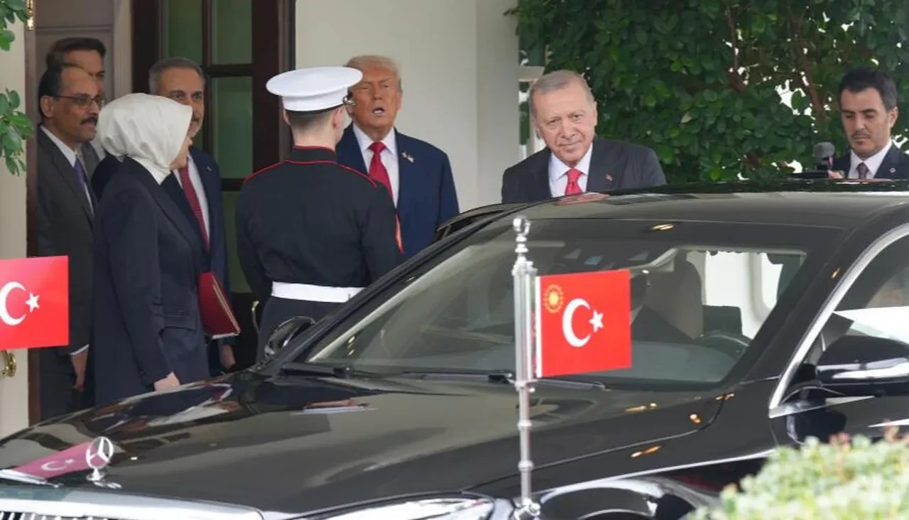 Beyaz Saray'daki görüşmeye damga vuran anlar: Trump 2 hareketiyle şaşırttı