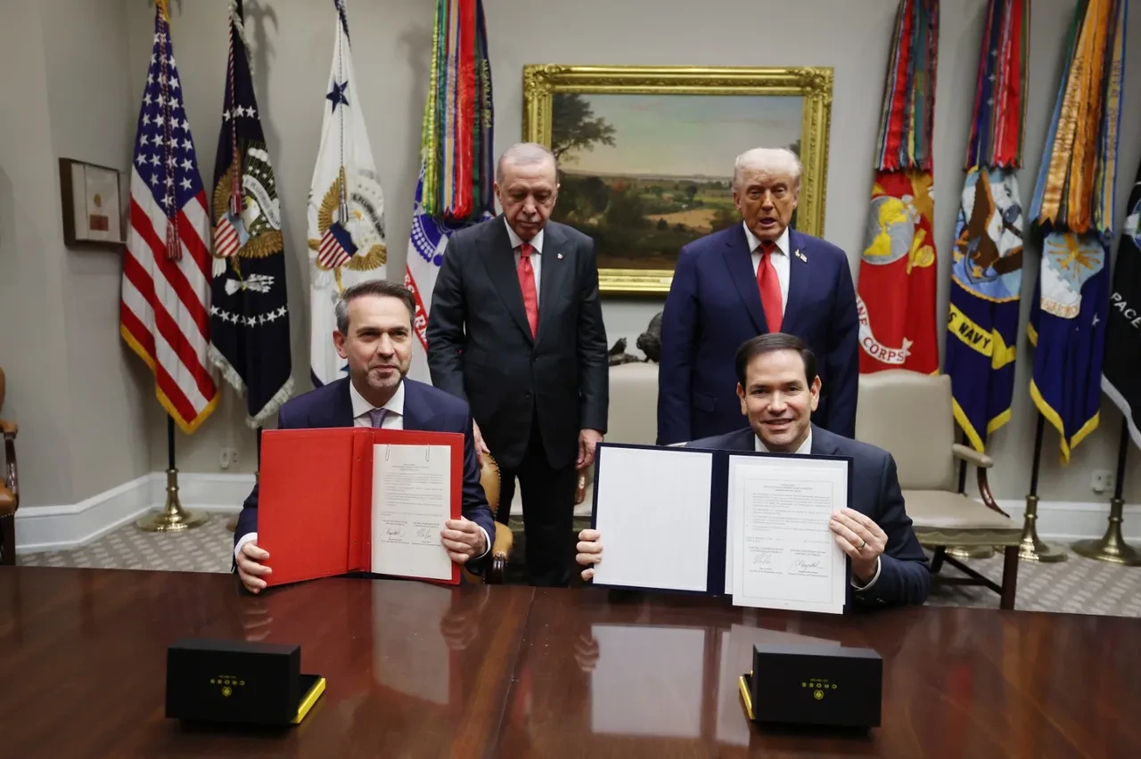 Beyaz Saray'daki görüşmeye damga vuran anlar: Trump 2 hareketiyle şaşırttı