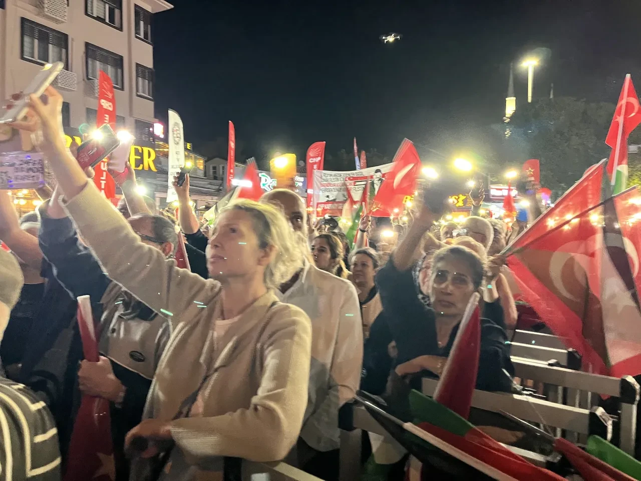 CHP mitinginde olay! Çatıya çıkıp soyundu, etrafa para saçtı