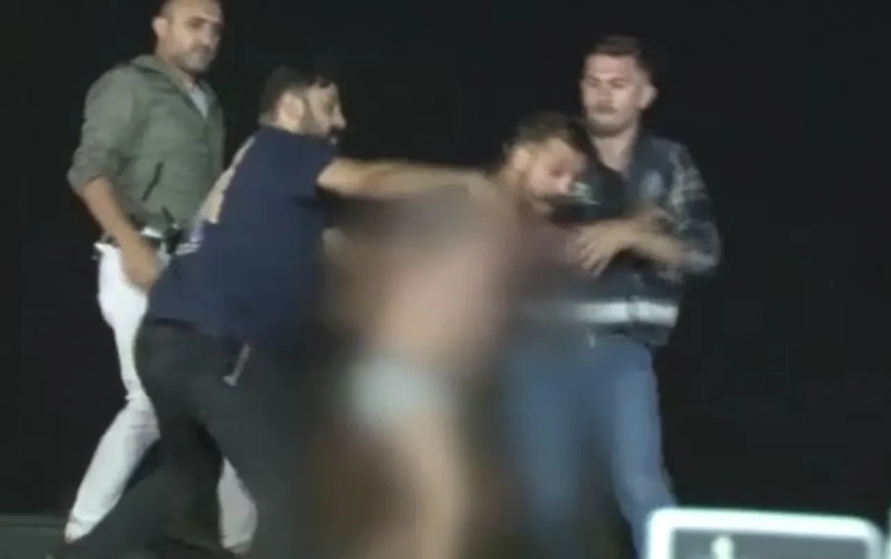 CHP mitinginde olay! Çatıya çıkıp soyundu, etrafa para saçtı