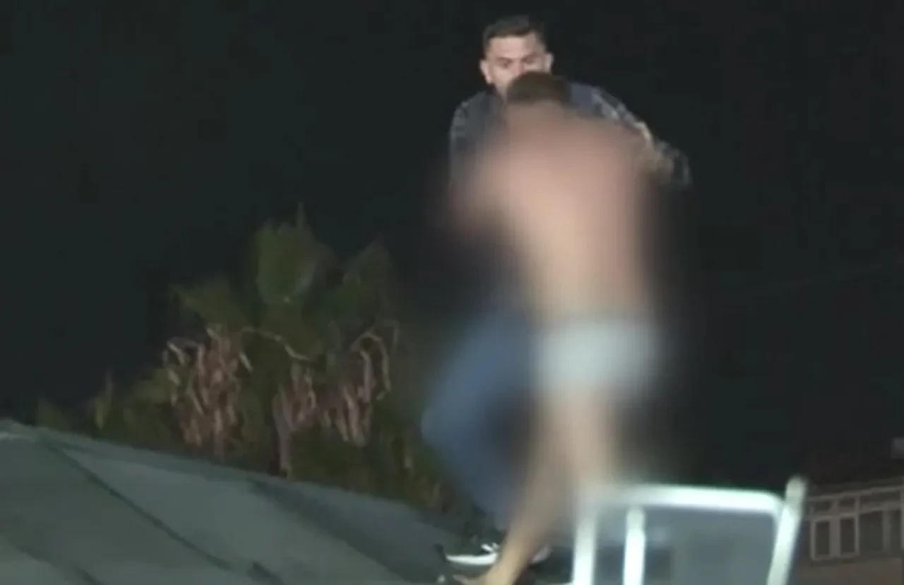 CHP mitinginde olay! Çatıya çıkıp soyundu, etrafa para saçtı