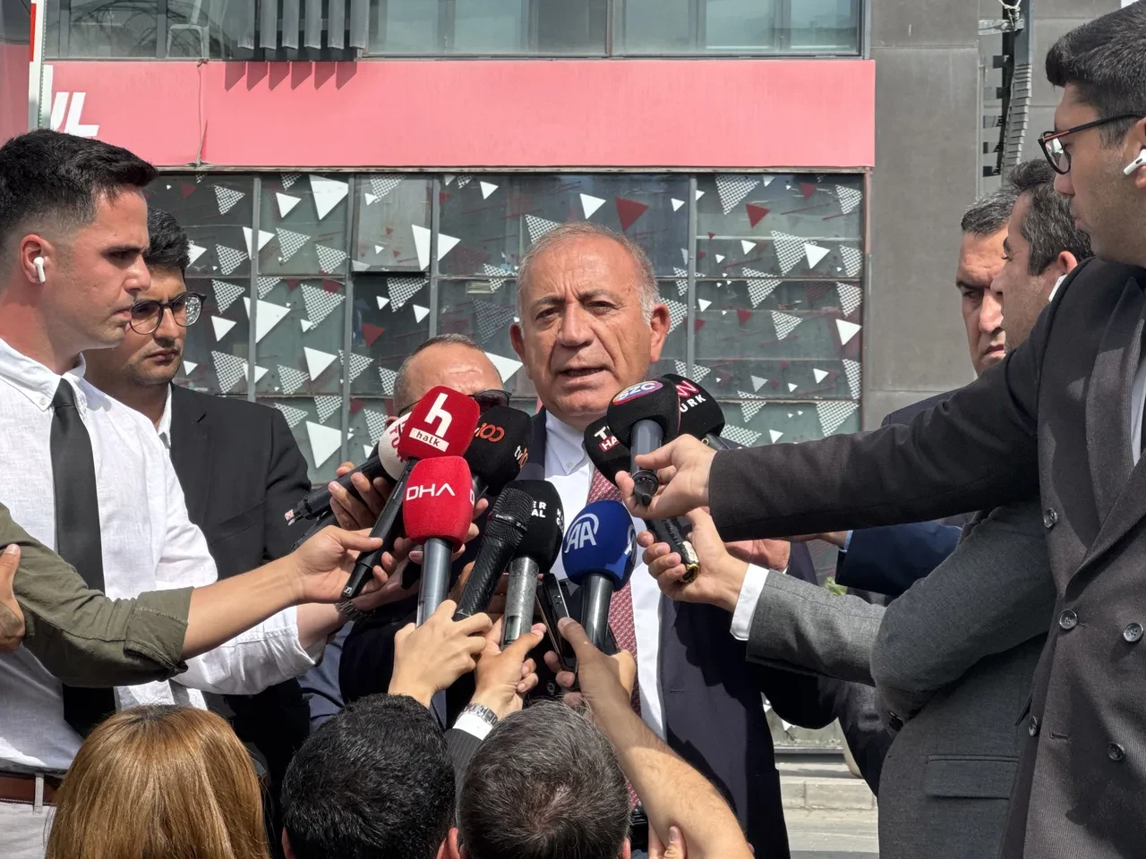 CHP'li seçmene soruldu: Gürsel Tekin mi, Özgür Çelik mi? Aradaki fark dikkat çekti