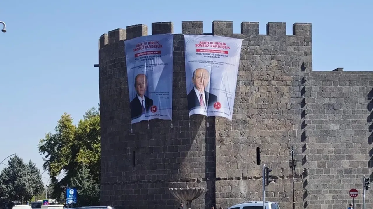 Devlet Bahçeli'ye Diyarbakır'da sürpriz! Tarihi surlarda dikkat çeken görüntü