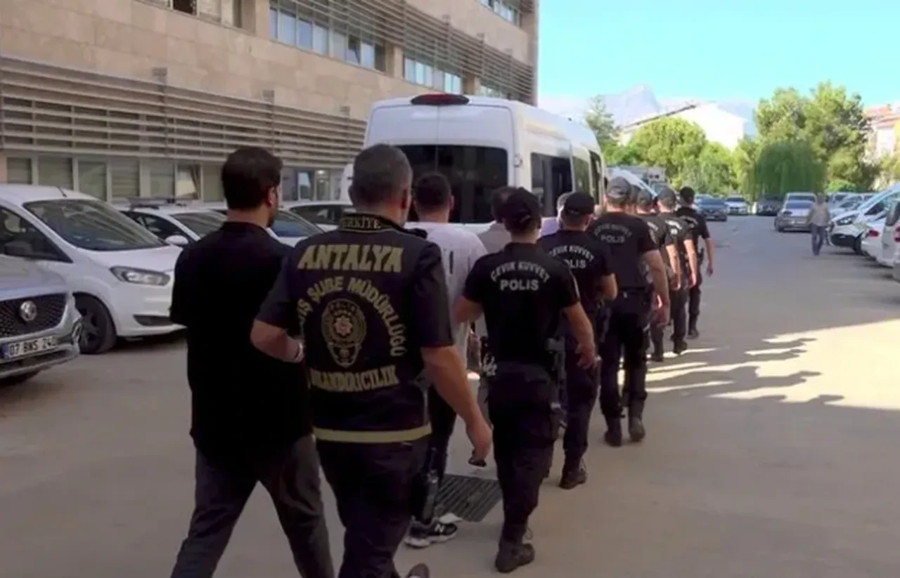 Dolandırıcıların yalanları kılıfına uymadı! Yaşlı adamın 780 milyonluk mal varlığına göz diktiler