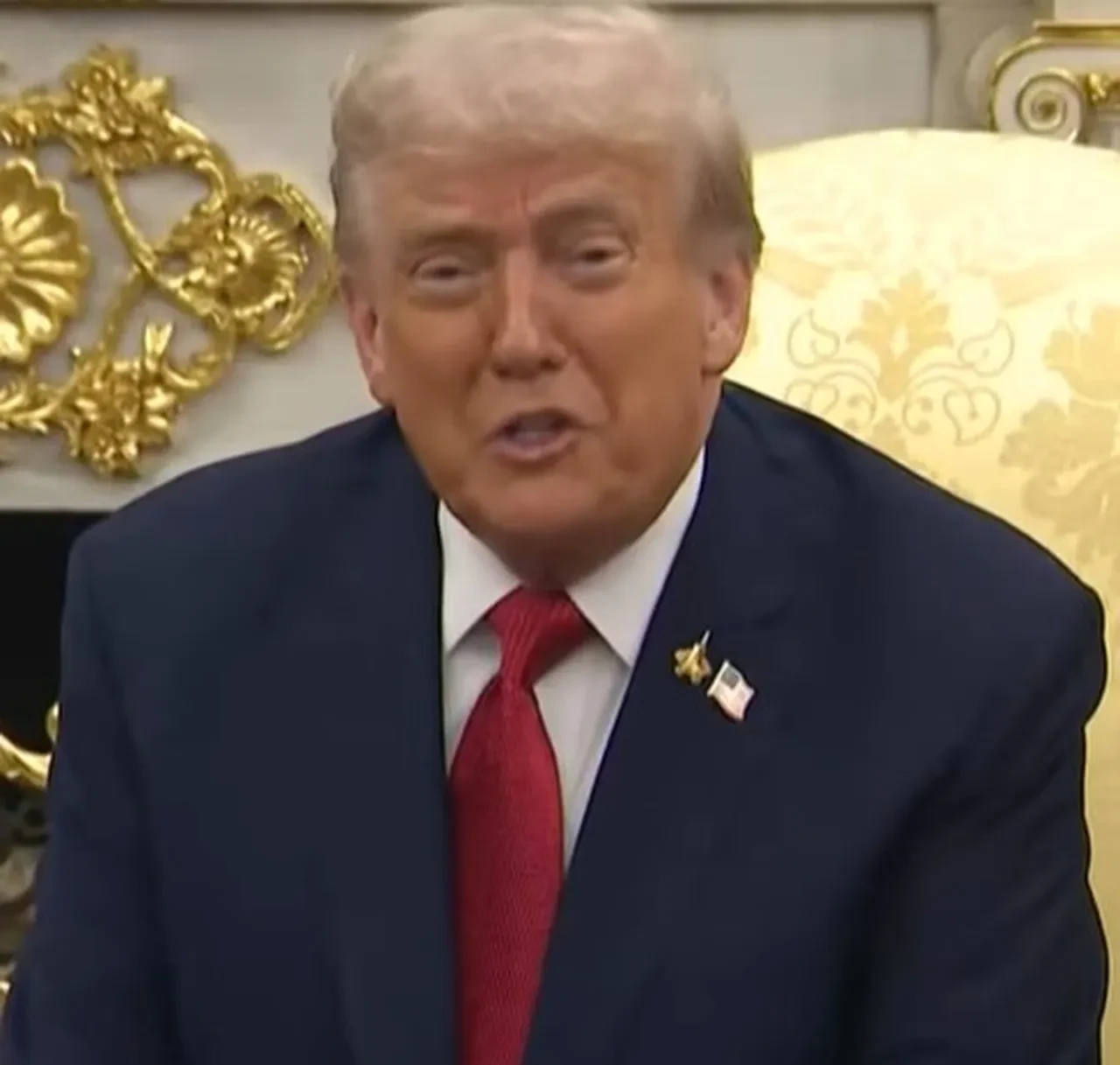 Donald Trump'ın yakasına taktığı rozet dikkat çekti! Cumhurbaşkanı Erdoğan ile görüşmesine böyle çıktı