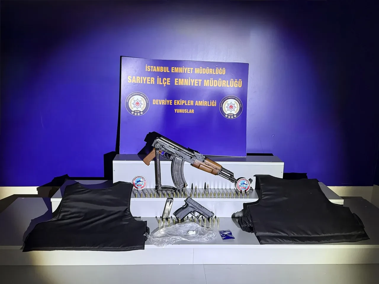 Durdurulan kurye tüm düğümü çözdü! Gitar kılıfında kalaşnikofla yakalandı