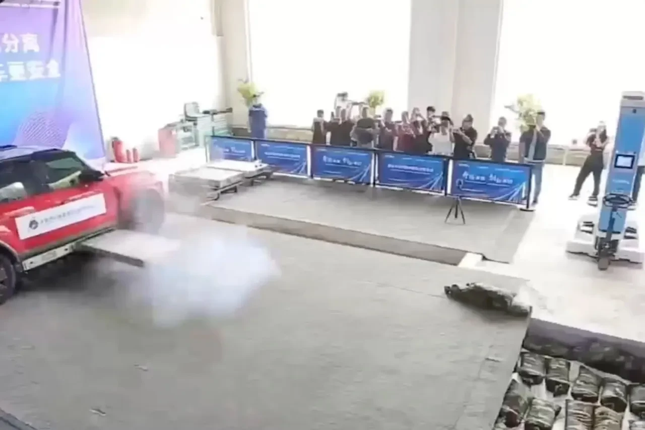 Elektrikli araç yangınlarına sıra dışı çözüm: Batarya 6 metre uzağa fırlatılacak