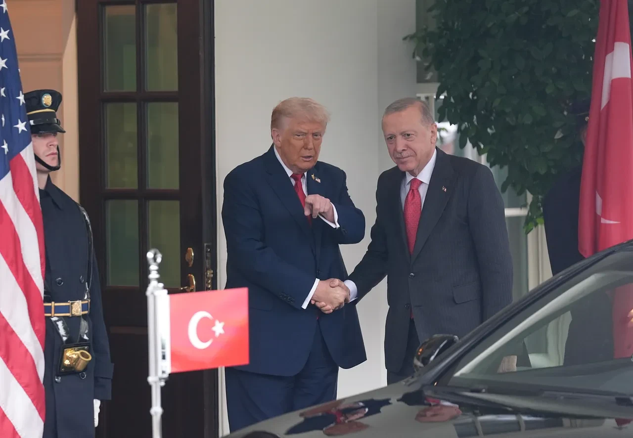 Erdoğan ve Trump zirvesi sonrası İngiliz medyası duyurdu: 'Suriye'yi Türkiye'ye verdi'