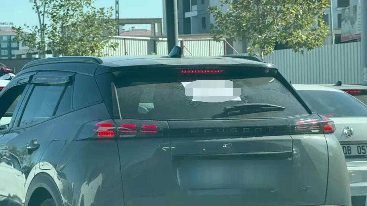 Görenler dönüp bir daha baktı! Kornalardan sıkılan kadın şoför önlemini böyle aldı