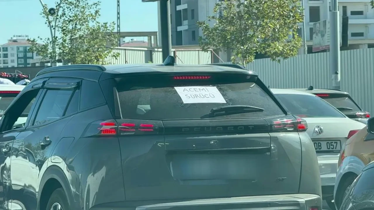 Görenler dönüp bir daha baktı! Kornalardan sıkılan kadın şoför önlemini böyle aldı