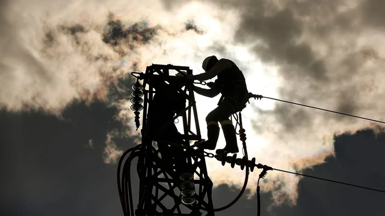 İstanbullular dikkat! Elektrik kesintisi 10 saat sürecek: İlçe ilçe açıklandı