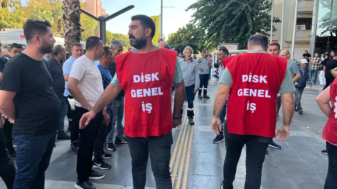 İzmir’de çöp krizi sürüyor: Başkan Tugay’a ‘grev kırıcılığı’ protestosu