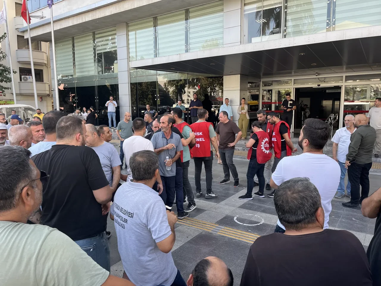 İzmir’de çöp krizi sürüyor: Başkan Tugay’a ‘grev kırıcılığı’ protestosu