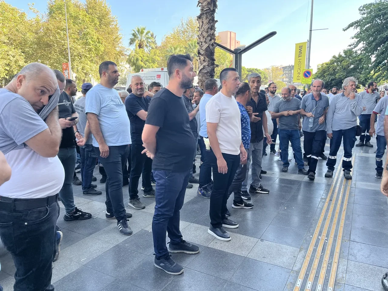 İzmir’de çöp krizi sürüyor: Başkan Tugay’a ‘grev kırıcılığı’ protestosu