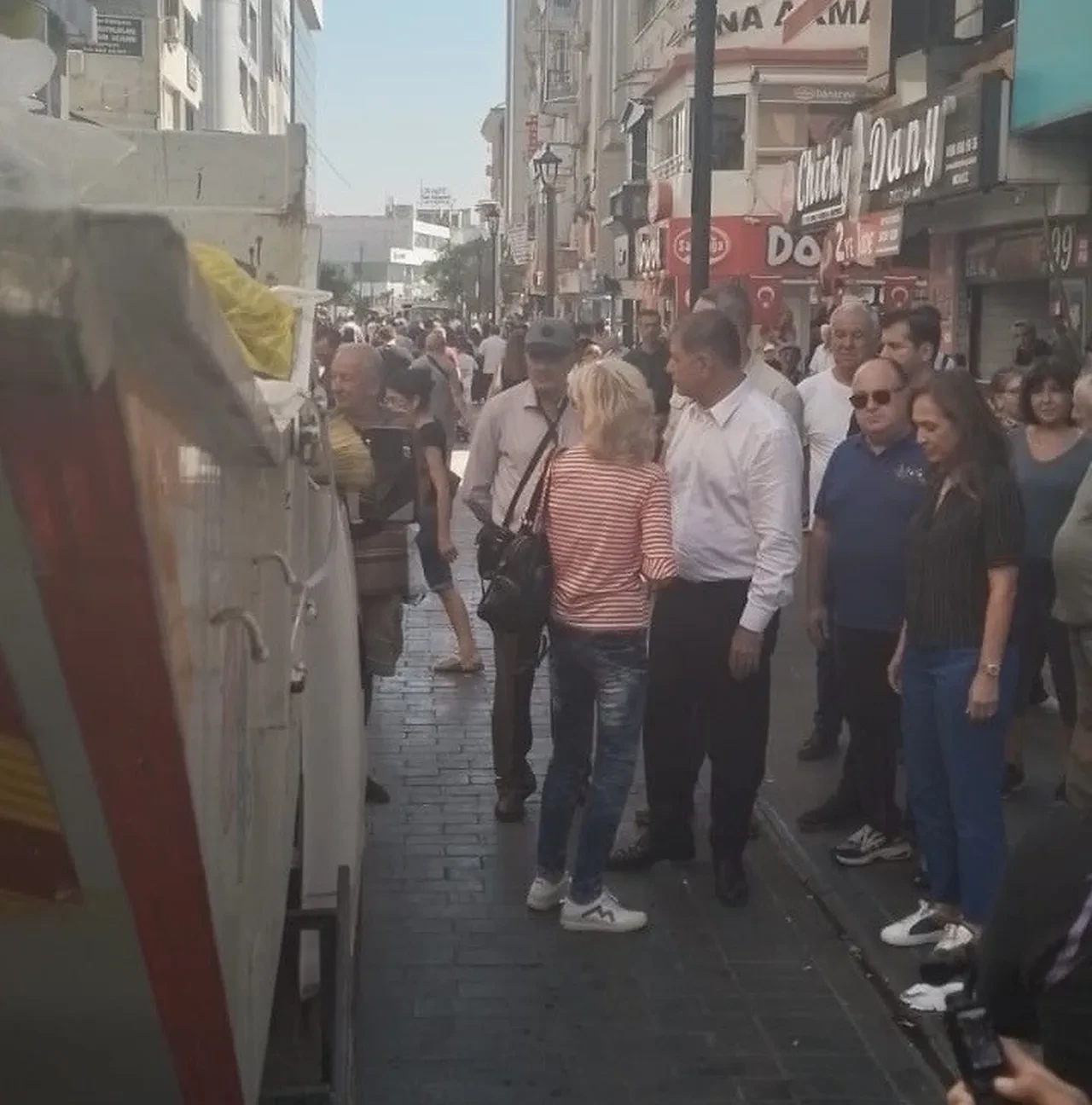 İzmir’de çöp krizi sürüyor: Başkan Tugay’a ‘grev kırıcılığı’ protestosu