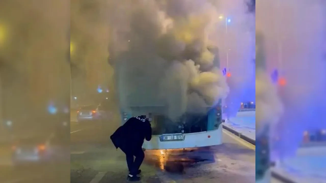 Kırmızı ışıkta bekleyen otobüste yangın!