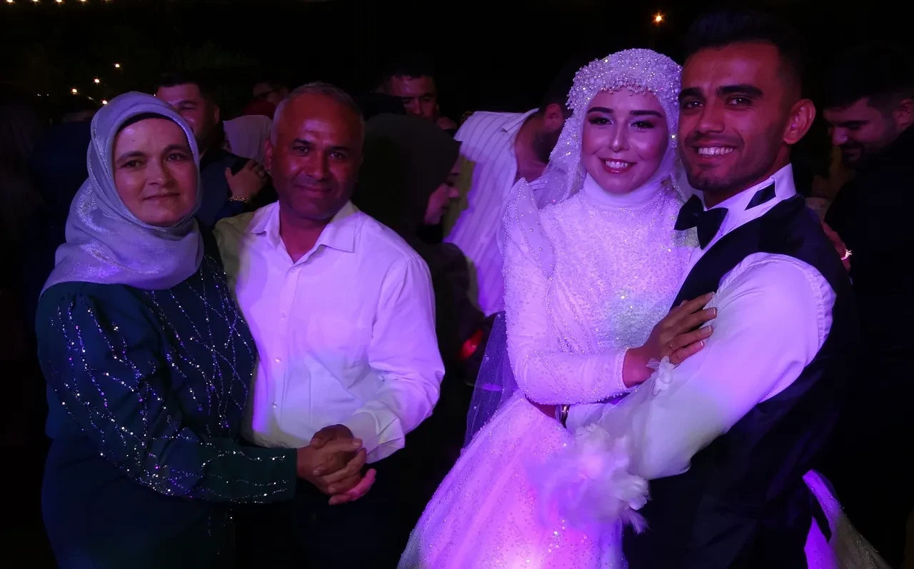 Kundakçı komşu yüzünden düğünleri zehir oldu! Herkes el ele verdi: Çift mutlu sona ulaştı