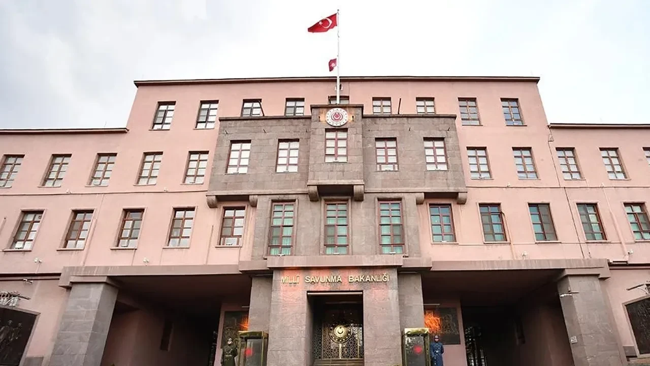 Mehmetçik, çocuklara su verdiği için soruşturma başlatıldı iddiası! MSB kaynaklarından açıklama