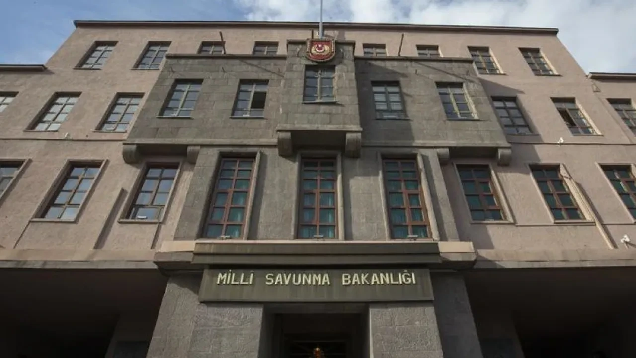 Mehmetçik, çocuklara su verdiği için soruşturma başlatıldı iddiası! MSB kaynaklarından açıklama