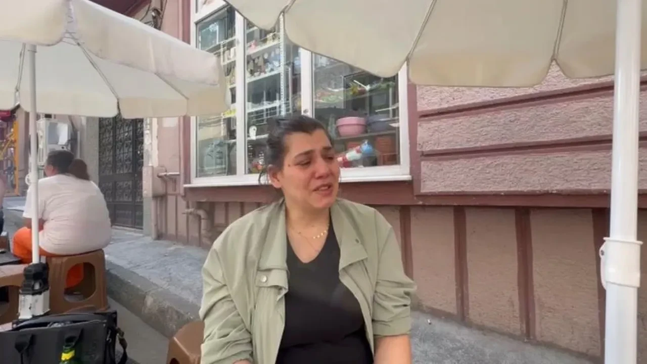 Akıl almaz olay! Parmağı kapan öğrencisini, kanlar içinde sınıfta oturttu