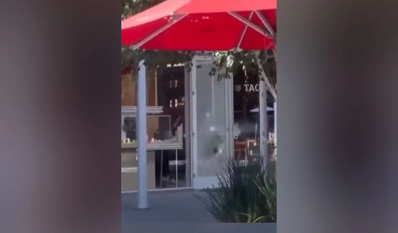 Saniyeler içinde boşaltıp kaçtılar! Mücevher dükkanına onlarca kişilik baskın