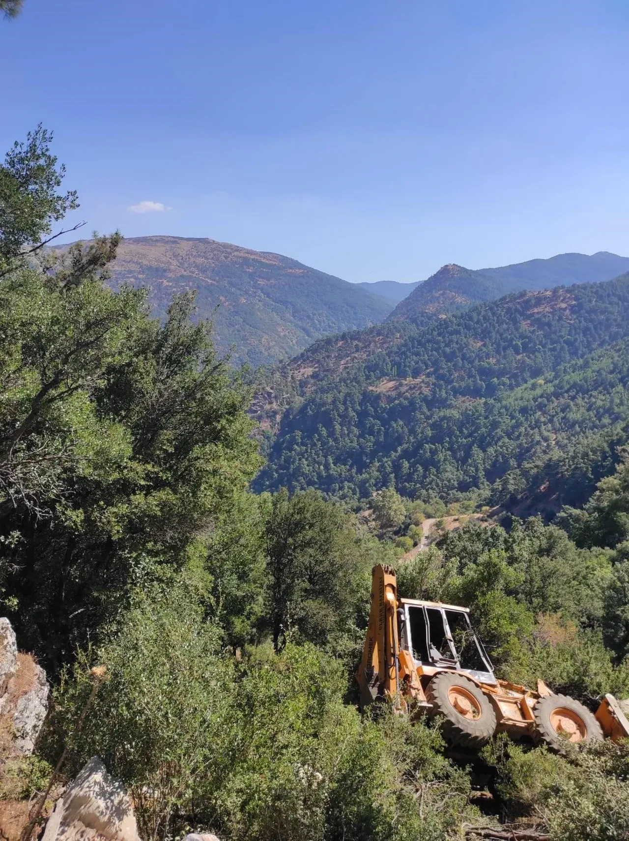 Uçurumdan yuvarlanan kepçenin operatöründen acı haber!