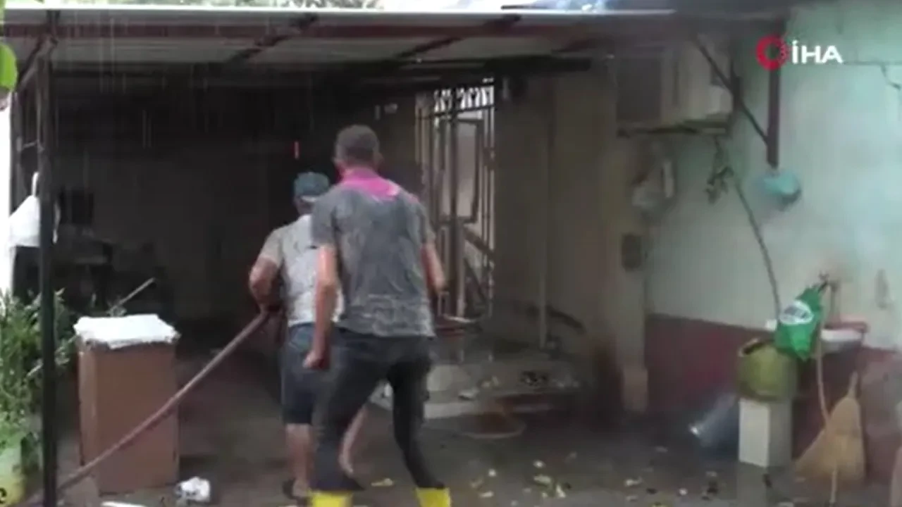 Yangında küçük kızını kurtardı, evi gözü önünde kül oldu