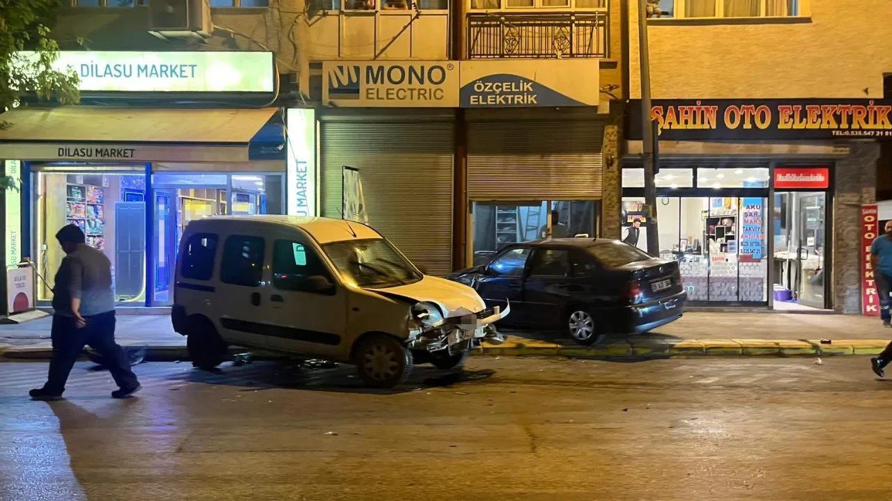 Akılalmaz kaza! Otomobil dükkana daldı, sürücü şoka girdi