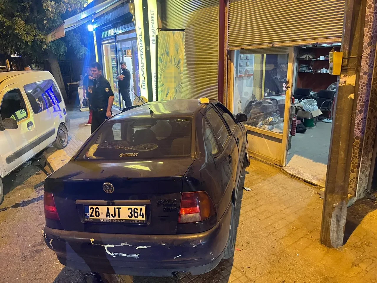 Akılalmaz kaza! Otomobil dükkana daldı, sürücü şoka girdi