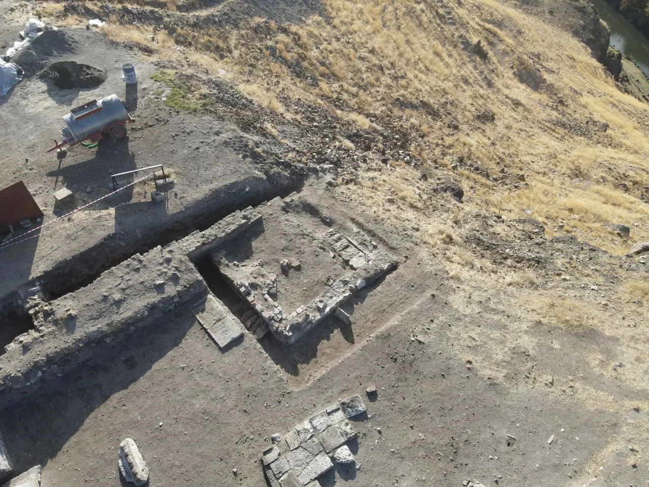 Ani'de tarihi keşif: Selçuklu Kümbeti gün yüzüne çıkarıldı! Bakan Ersoy: 'Anadolu'daki ilk Türk-İslam Kümbeti olabilir'