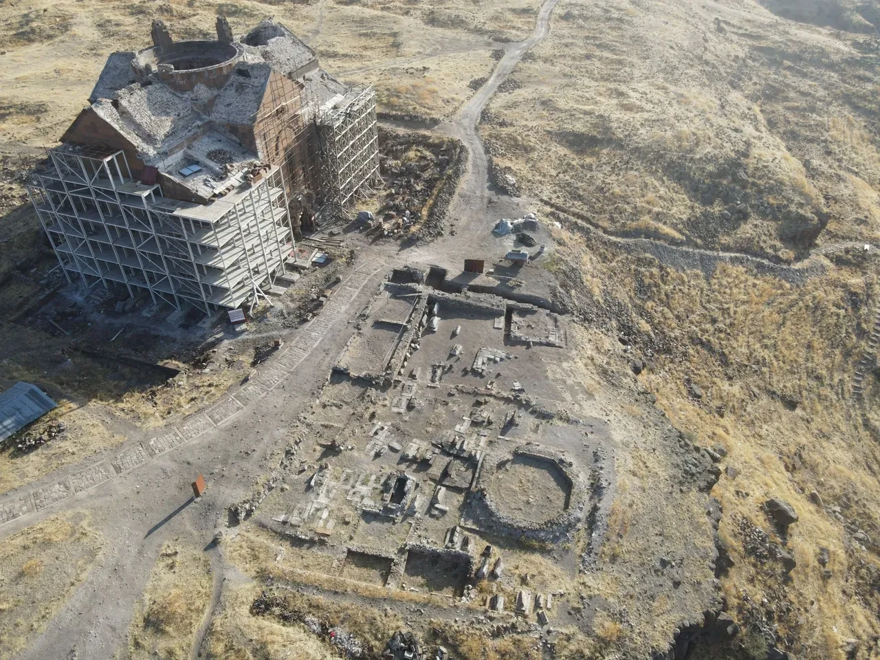 Ani'de tarihi keşif: Selçuklu Kümbeti gün yüzüne çıkarıldı! Bakan Ersoy: 'Anadolu'daki ilk Türk-İslam Kümbeti olabilir'