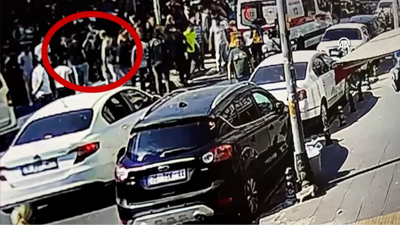 Anne-kız tartıştıkları genci sokak ortasında öldürdü! Dehşet anı kamerada 