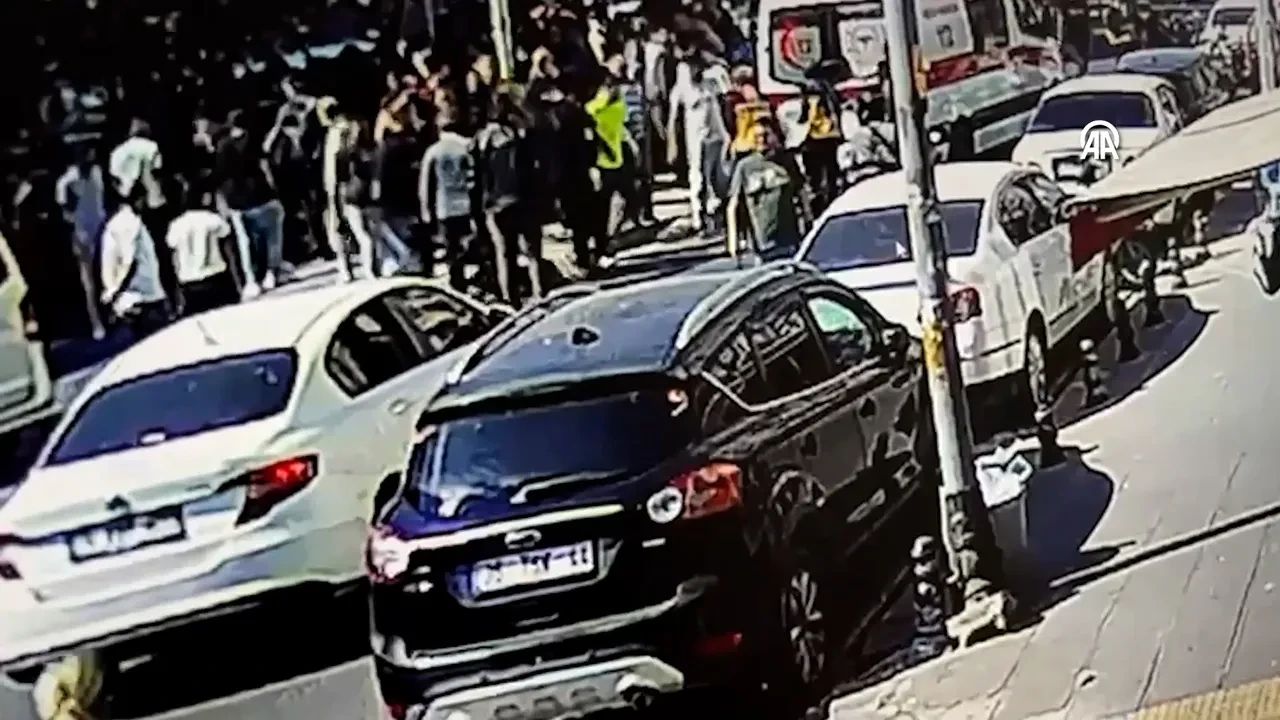 Anne-kız tartıştıkları genci sokak ortasında öldürdü! Dehşet anı kamerada