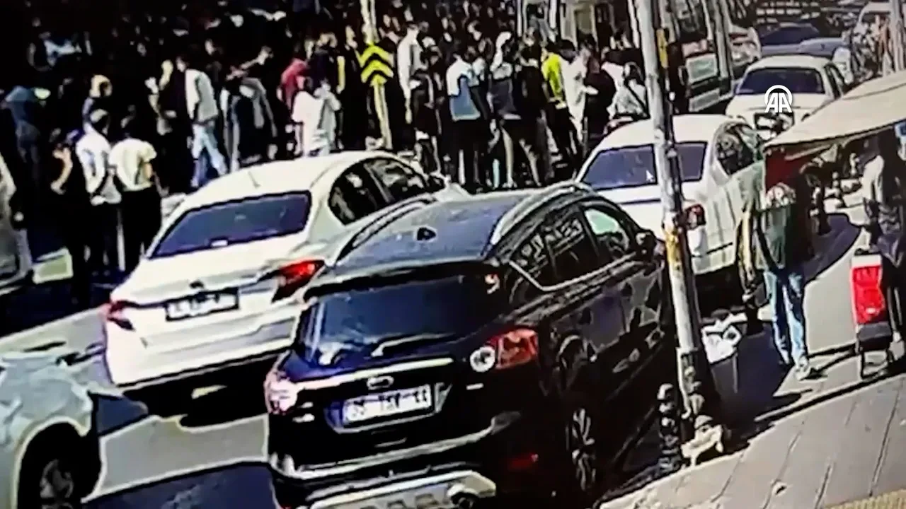 Anne-kız tartıştıkları genci sokak ortasında öldürdü! Dehşet anı kamerada