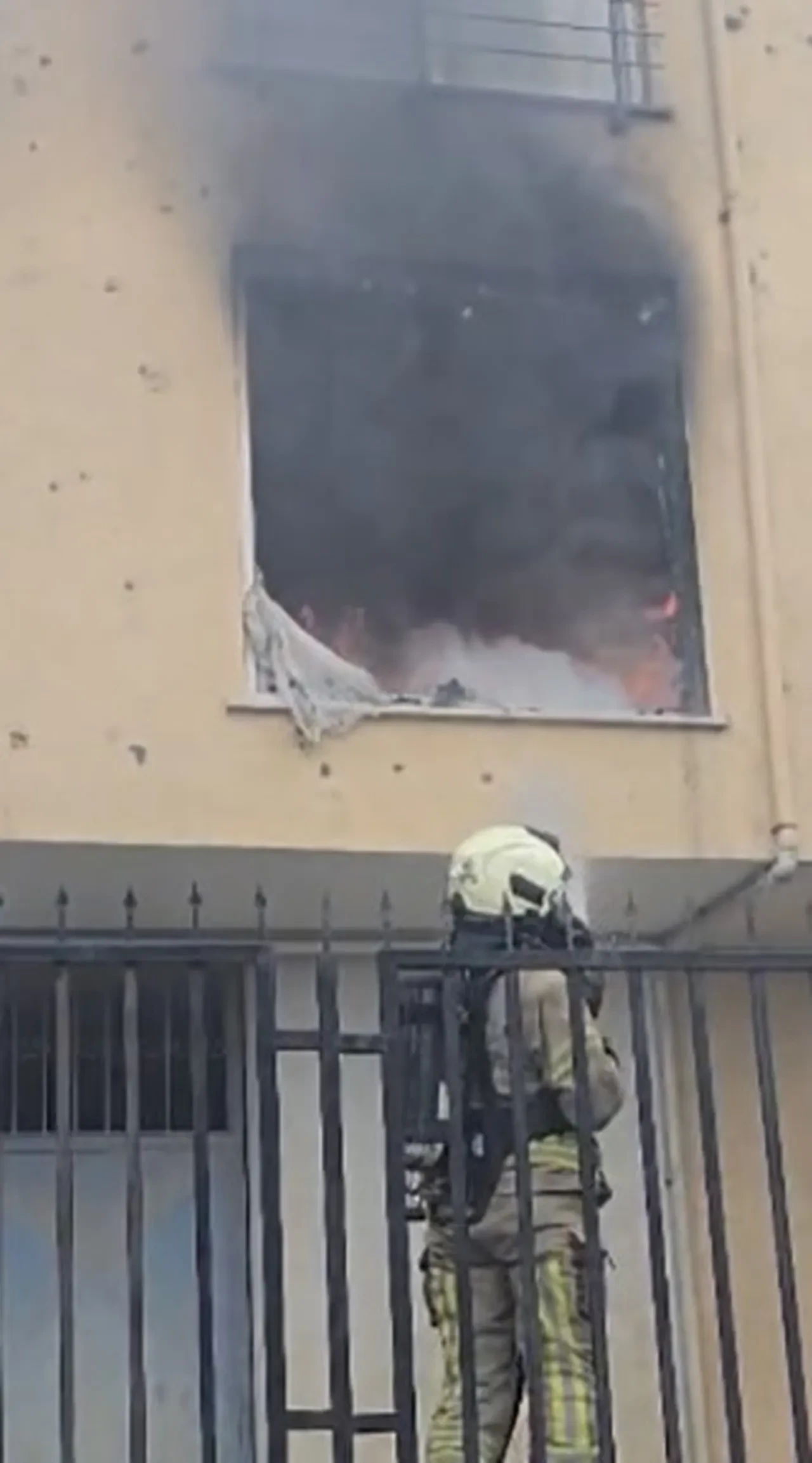 Ataşehir'de 5 katlı binada korkutan yangın