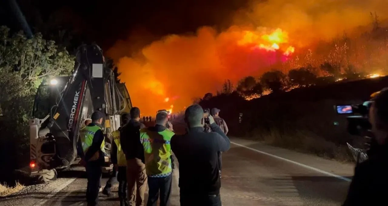 Bursa Karacabey'de korkutan yangın! Evler tahliye edildi, yol trafiğe kapatıldı