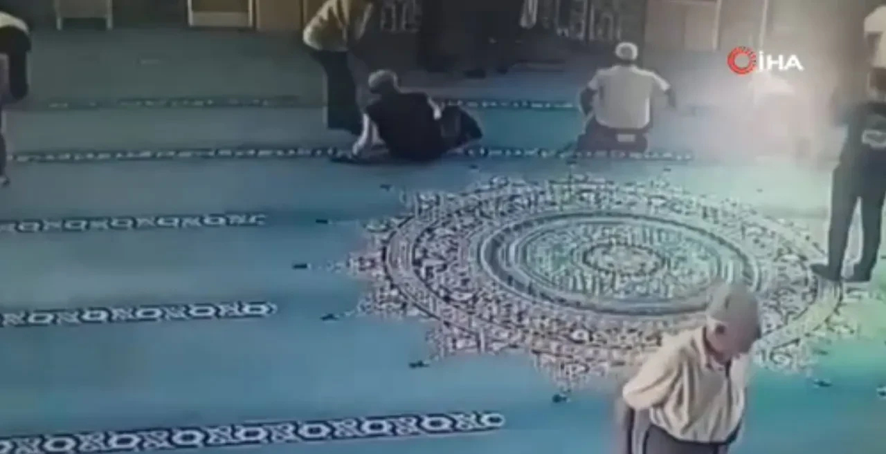 Camide fenalaştı, hastaneye kaldırıldı: O anlar kamerada