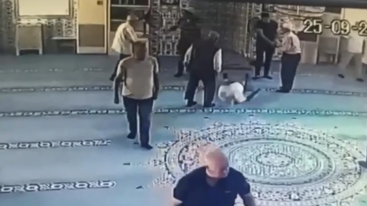 Camide şoke eden görüntüler! Namaz sonrası yere yığıldı