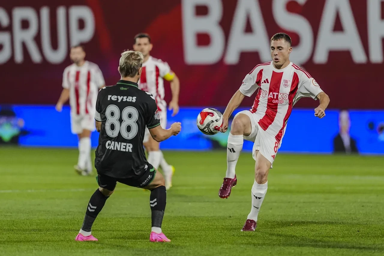 Caner Erkin'den skandal hareket! Takım arkadaşını tokatladı, kırmızı kart gördü