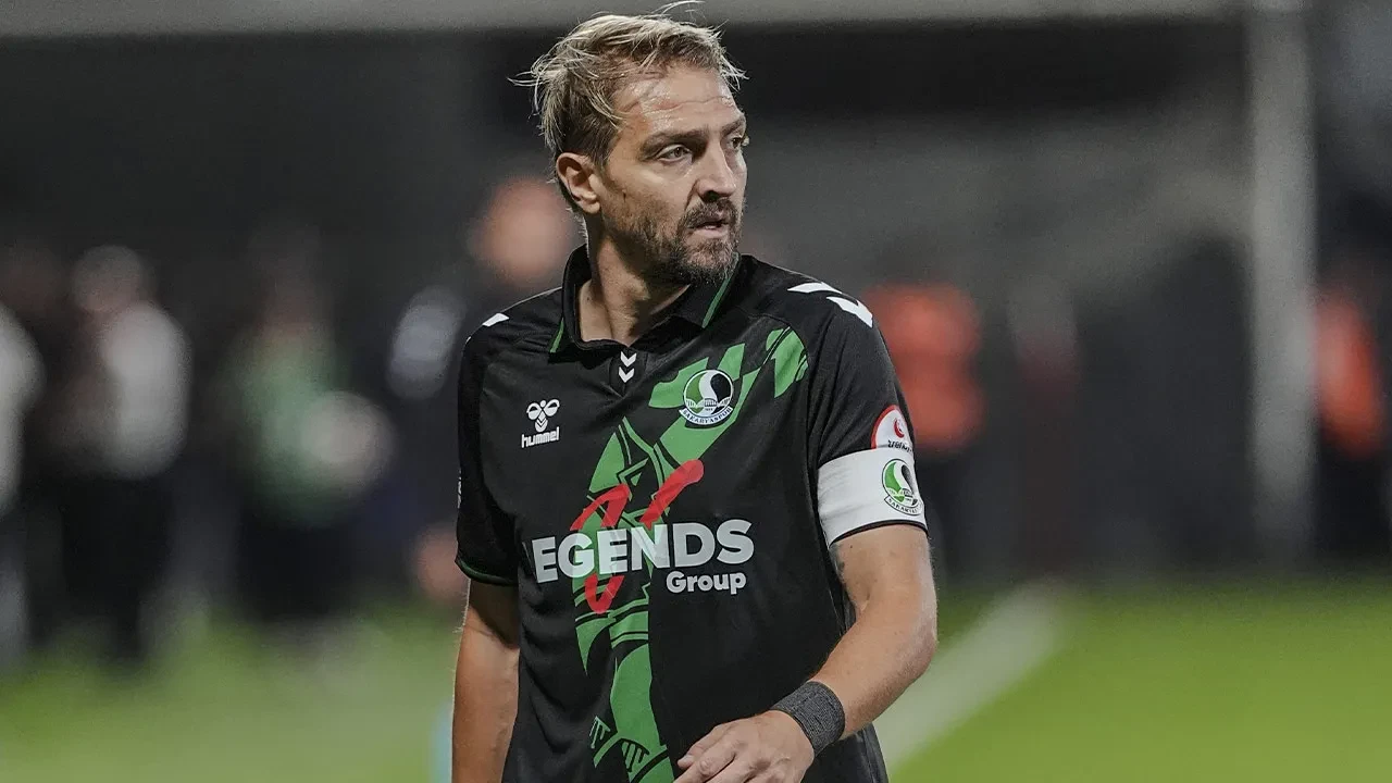 Caner Erkin'den skandal hareket! Takım arkadaşını tokatladı, kırmızı kart gördü