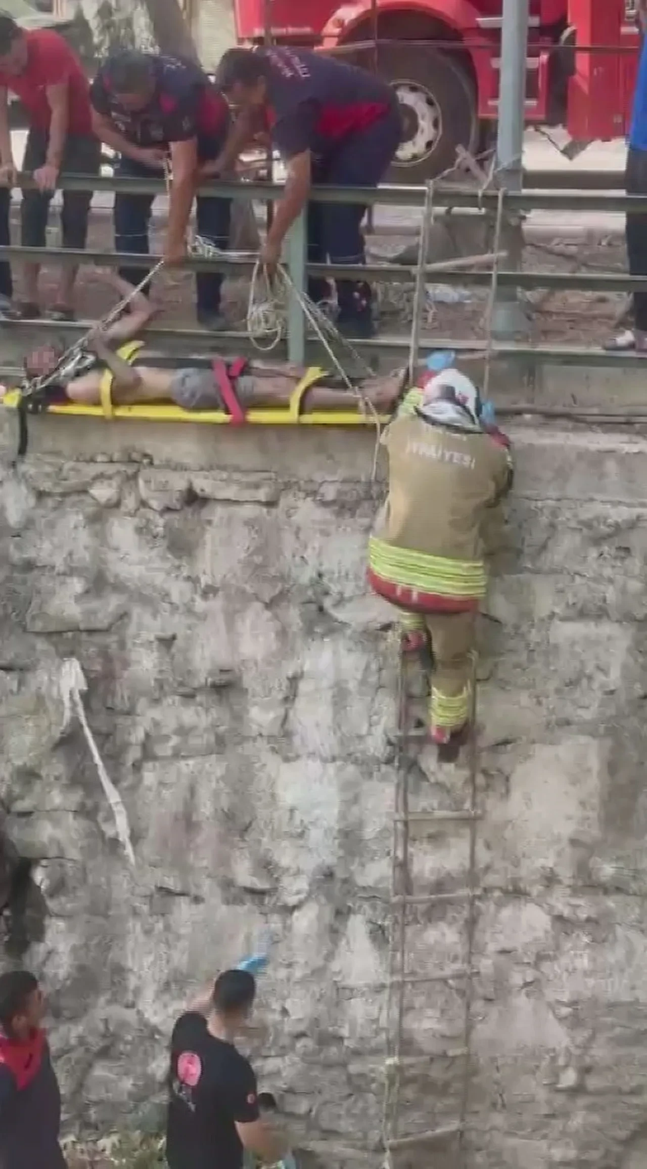 Engelli vatandaş sulama kanalına düştü! İtfaiye ekipleri son anda yetişti