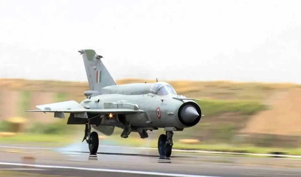 Hindistan 'uçan tabut'un fişini çekti! MİG-21 savaş uçağı filosu emekliye ayrıldı