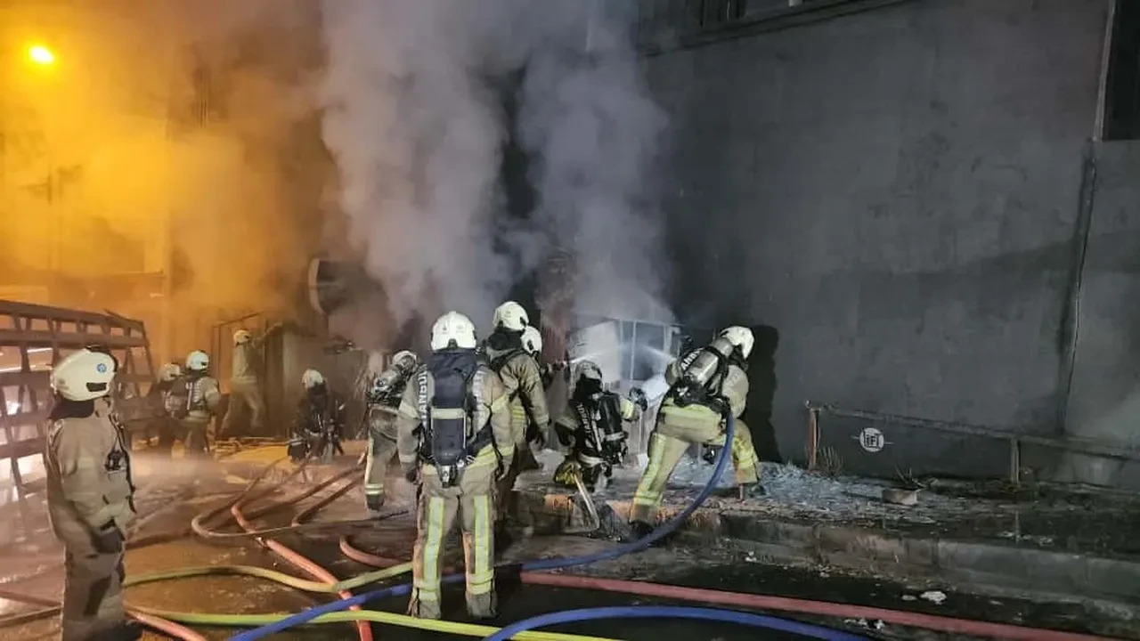 Kağıthane’de gece yarısı bir depo alevlere teslim oldu!