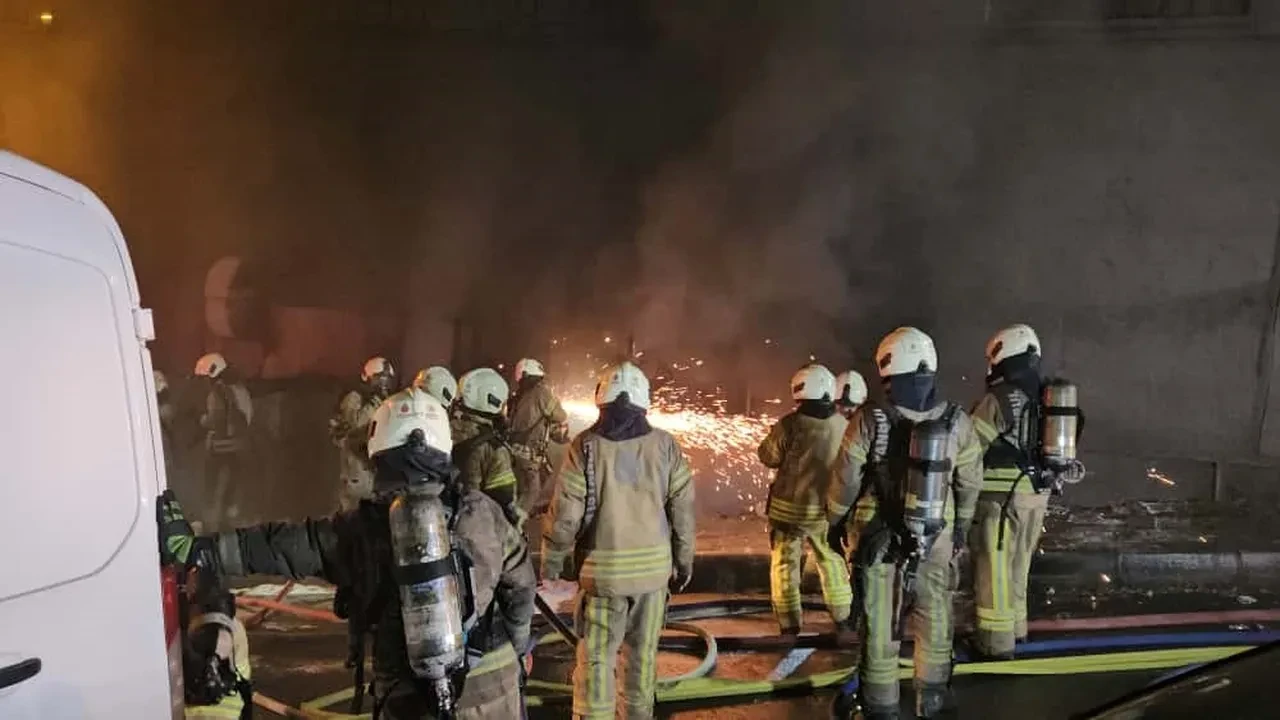Kağıthane’de gece yarısı bir depo alevlere teslim oldu!