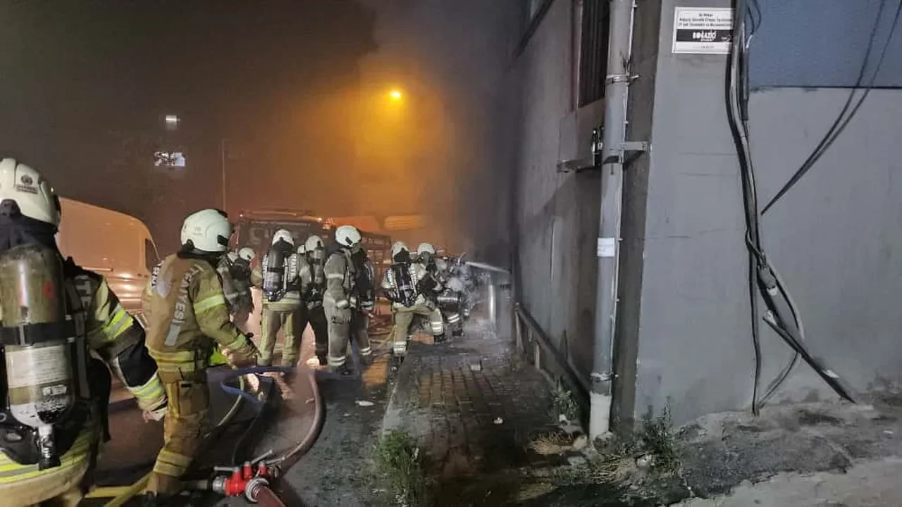 Kağıthane’de korkutan yangın! 5 katlı bina alevler içinde kaldı