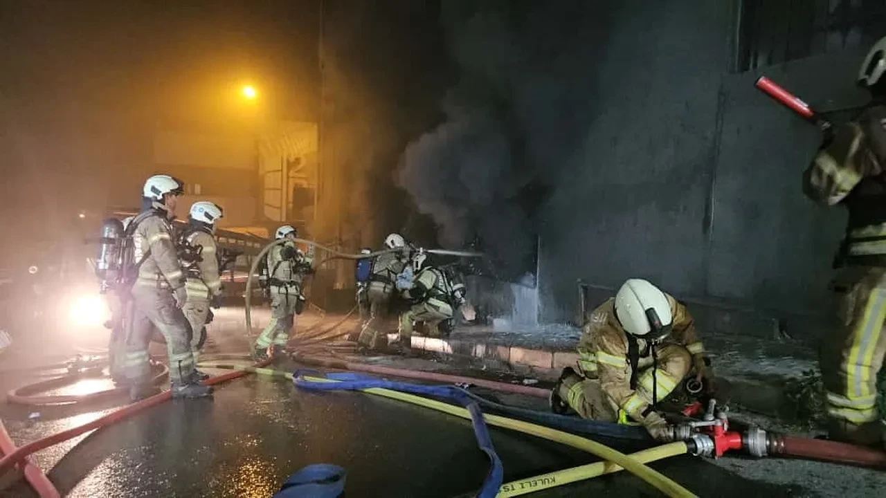 Kağıthane’de korkutan yangın! 5 katlı bina alevler içinde kaldı