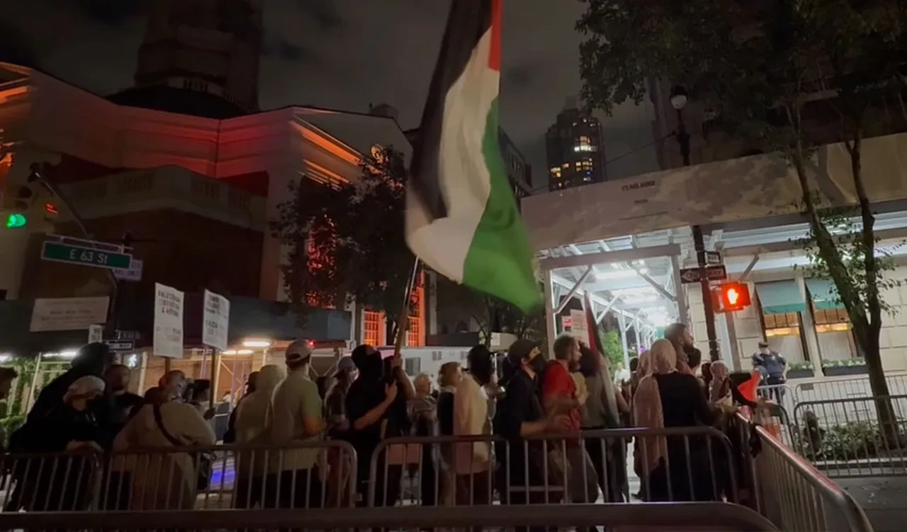 Netanyahu'ya "rahat yok"! Kaldığı otel önünde Filistin protestosu