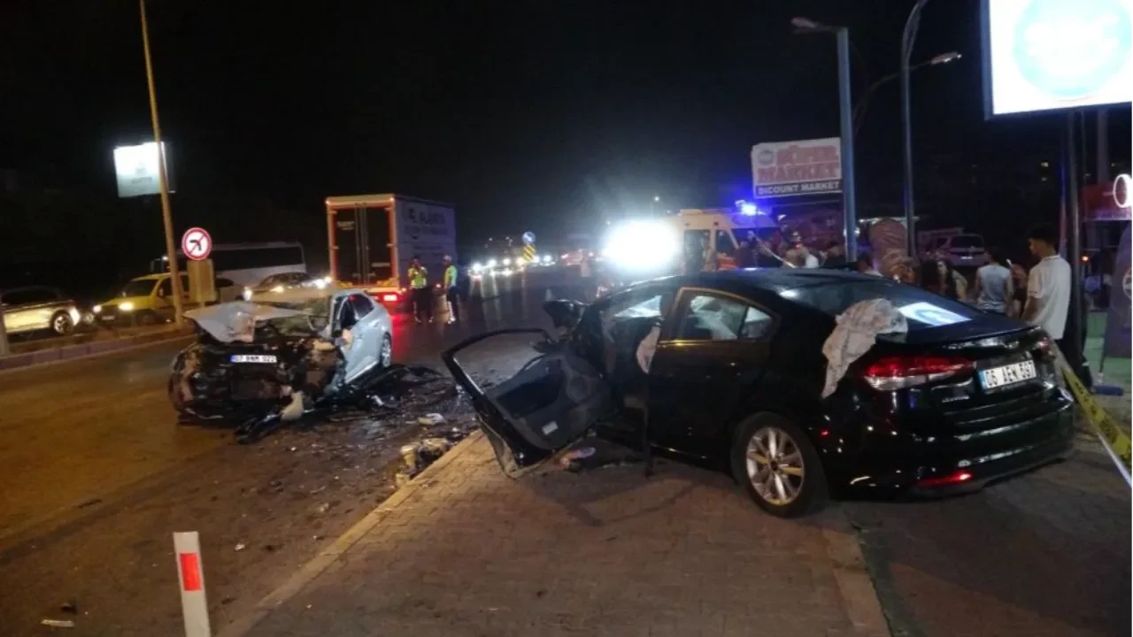 Antalya'da karayolu savaş alanına döndü: Ölü ve yaralılar var!