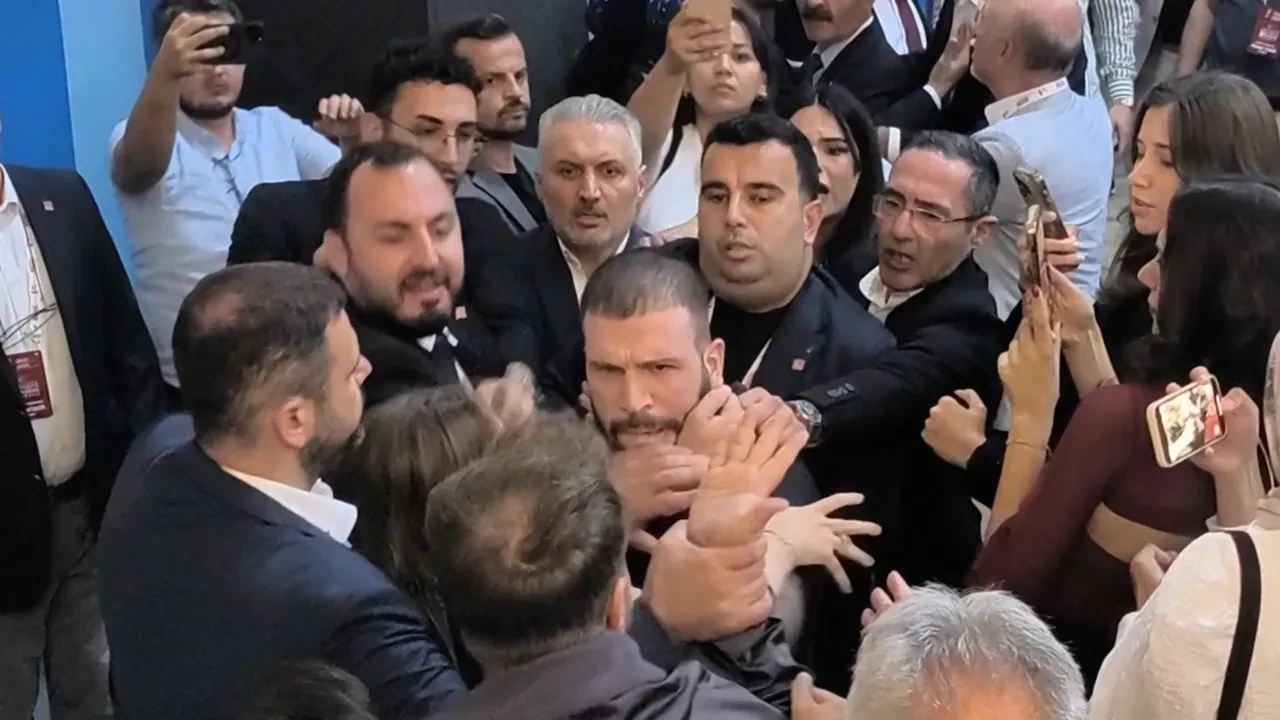 CHP kongresinde kavga: Tekme ve tokatlar havada uçuştu